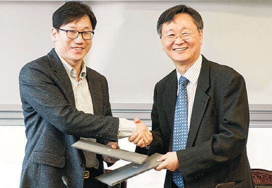 박종목 네이버 대외협력이사(왼쪽)와 이재성 UNIST 교학부총장이 업무협약 후 악수를 나누고 있다.    UNIST 제공